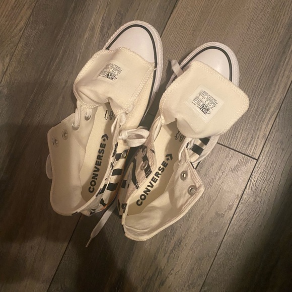 White and Black Women’s Converse - Picture 3 of 6